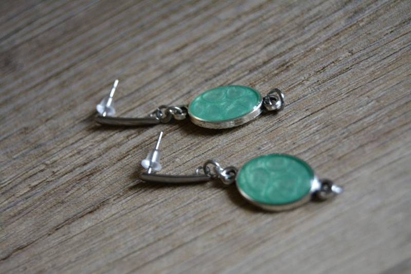Kleine Grüne Silberne Baumelnde Ohrringe von EGIOVANNONIcreations