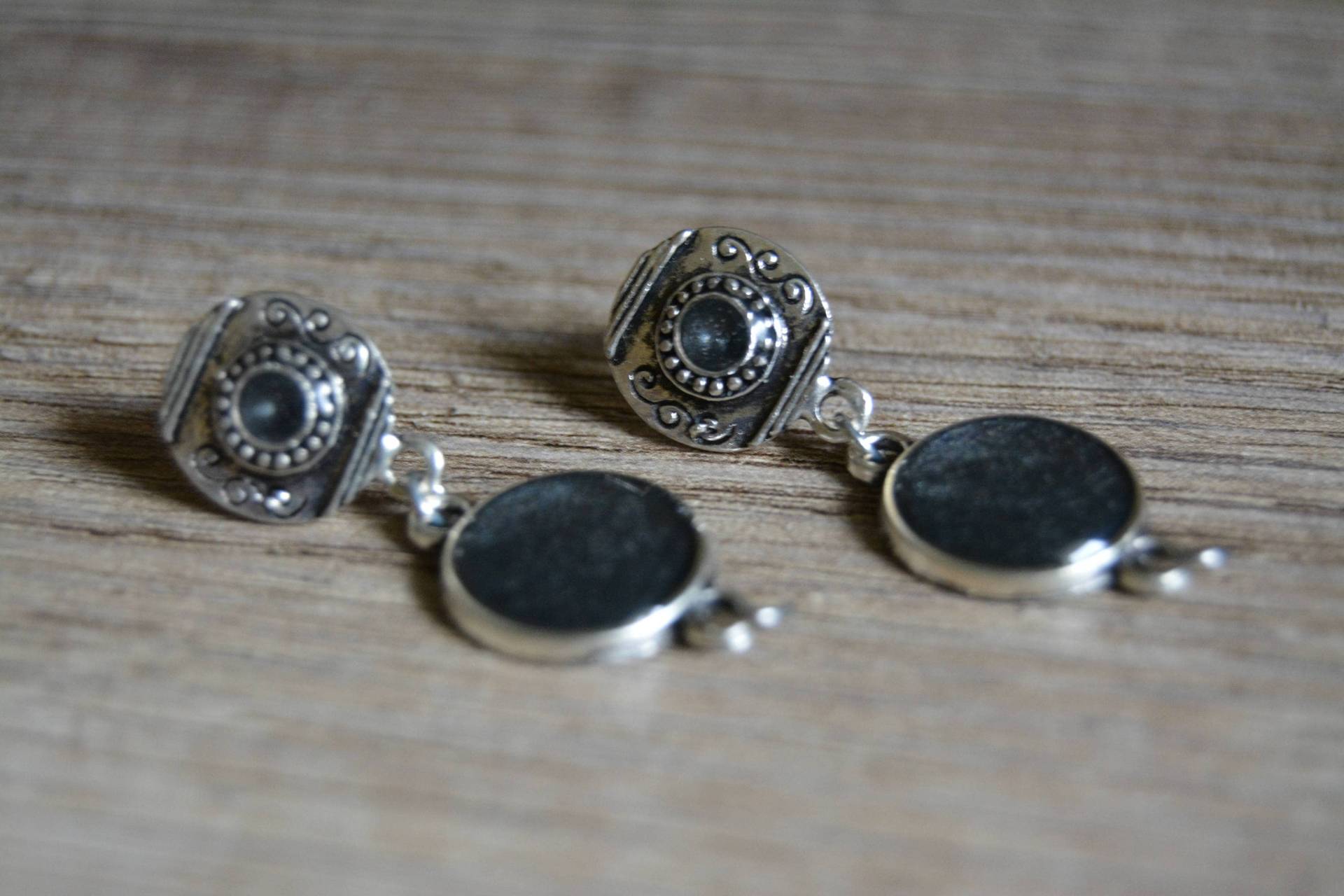 Kleine Schwarze Silberne Halbbaumeln Und Cabochon-Ohrringe Manschettenohrringe Ohrringe von EGIOVANNONIcreations