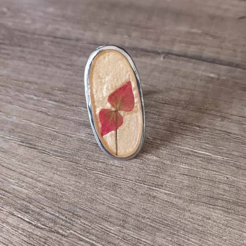 Langer Ovaler Ring Aus Weißem Perlmutt, Verstellbar, Von Der Natur Inspiriert, Einzigartiges Und Originelles Rotes Blütenblatt von EGIOVANNONIcreations