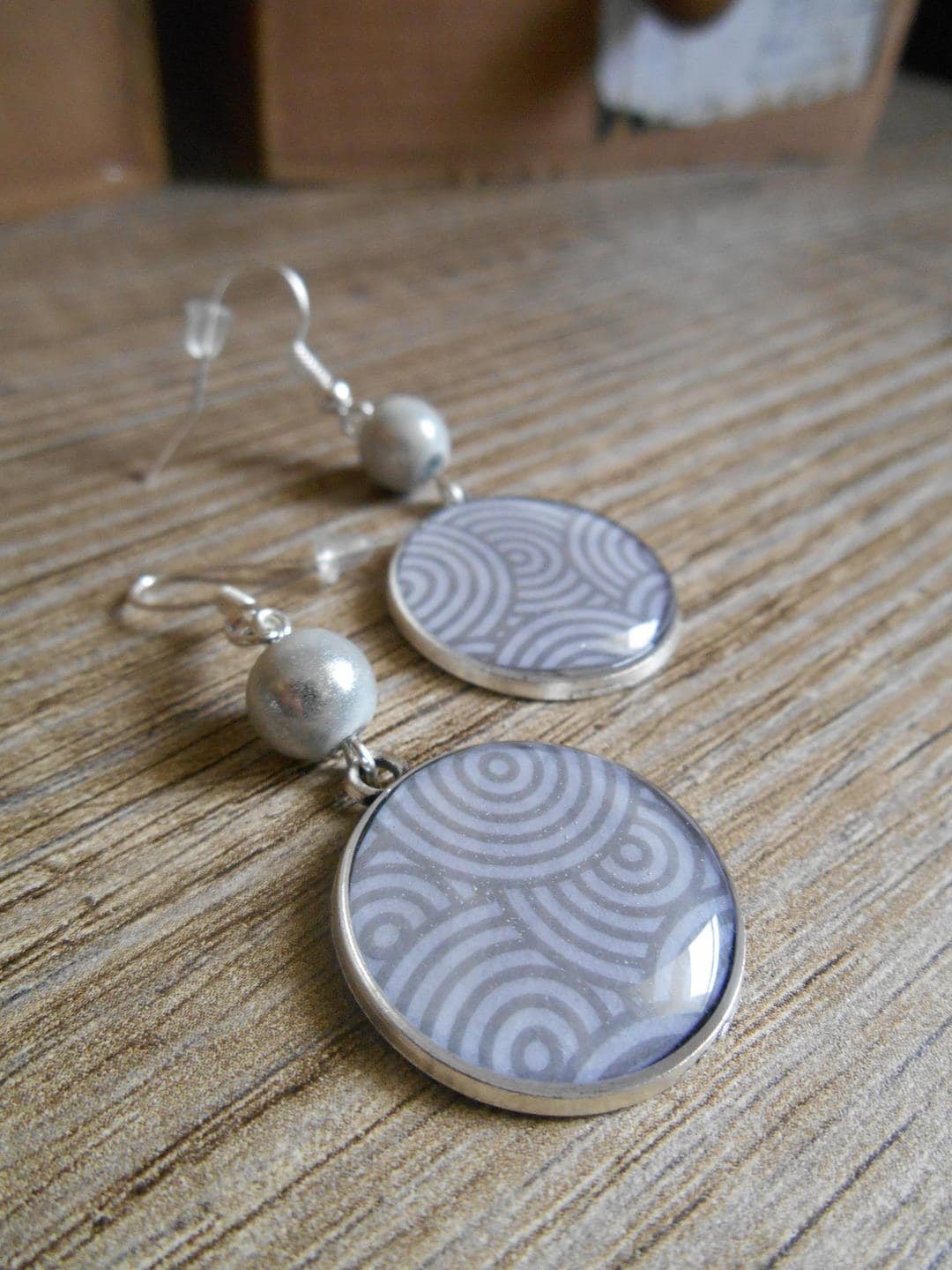 Runde Ohrringe in Silber, Grau Und Weiß Mit Cabochon Im Stil Von Wellen Kleinen Kreisen von EGIOVANNONIcreations