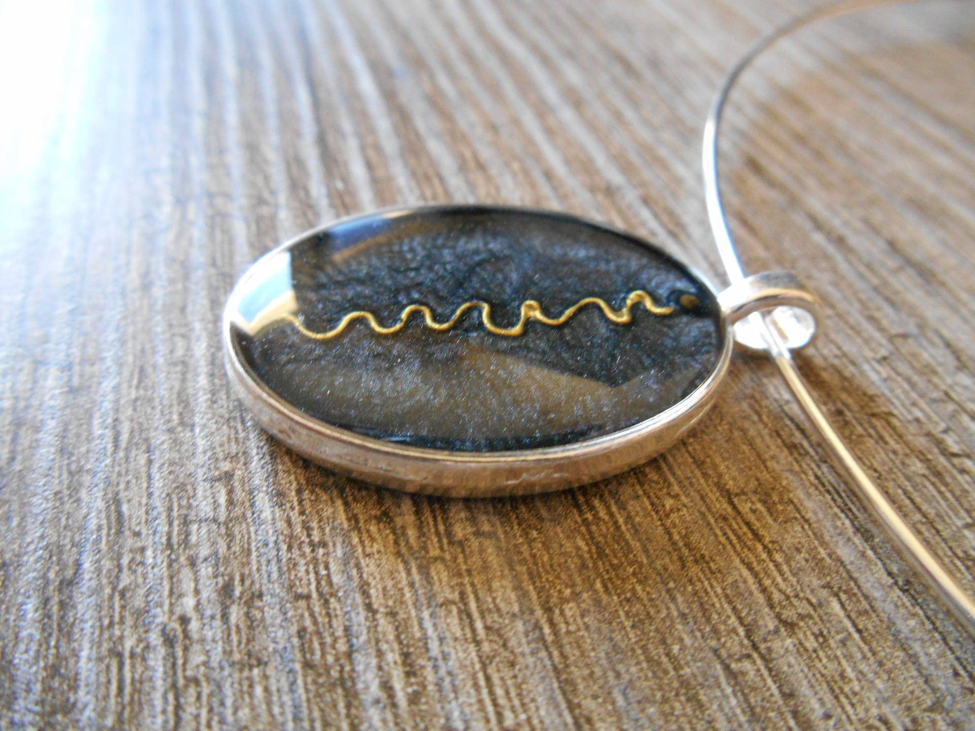 Silberne Halskette Mit Ovalem Cabochon Aus Schwarzem Onyx Und Goldrand von EGIOVANNONIcreations