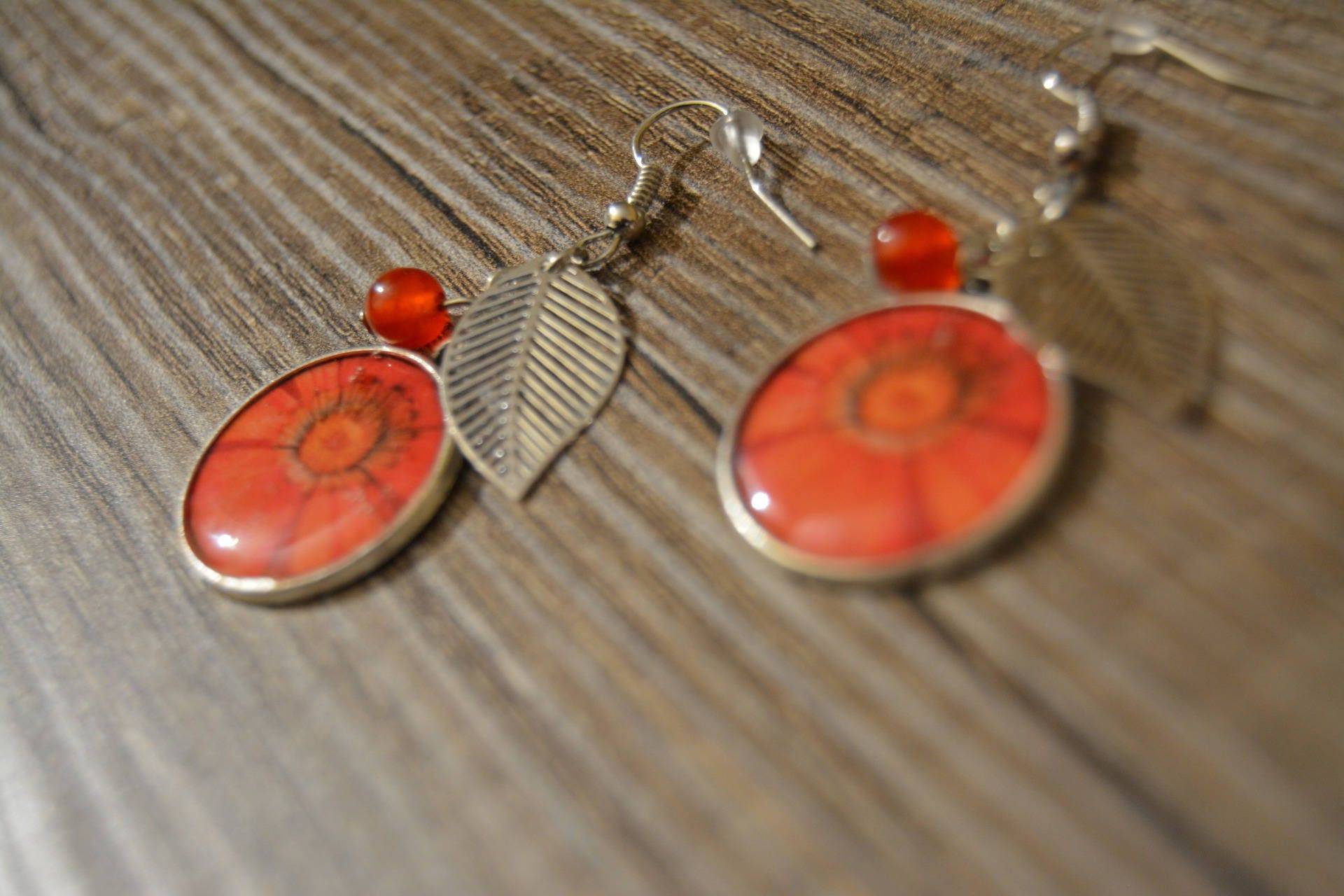 Silberohrringe Mit Orangefarbenem Cabochon Und Kleinen Blättern von EGIOVANNONIcreations