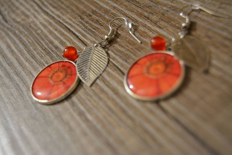 Silberohrringe Mit Orangefarbenem Cabochon Und Kleinen Blättern von EGIOVANNONIcreations
