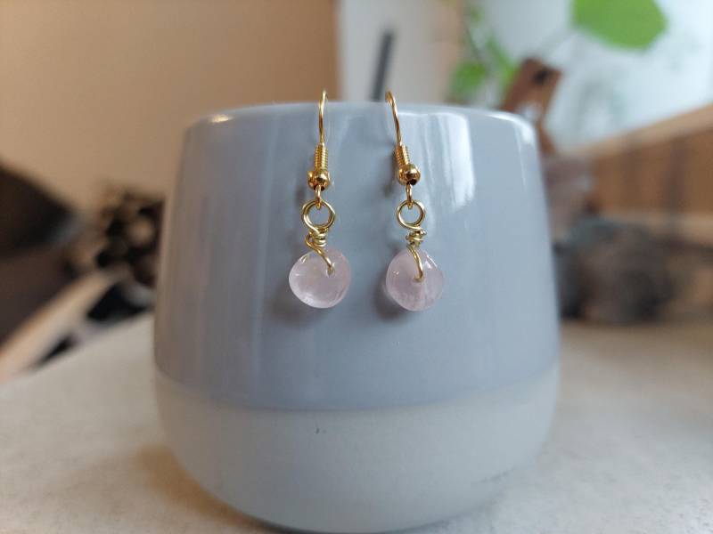 Handgemachte Rosenquarz Ohrstecker Aus Draht in Gold von EGJewelleryStudio