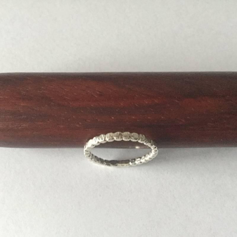 Gehämmert Sterling Silber Stacker Perlenring. Daumen, Finger, Zehenring von EHSmetalsmith