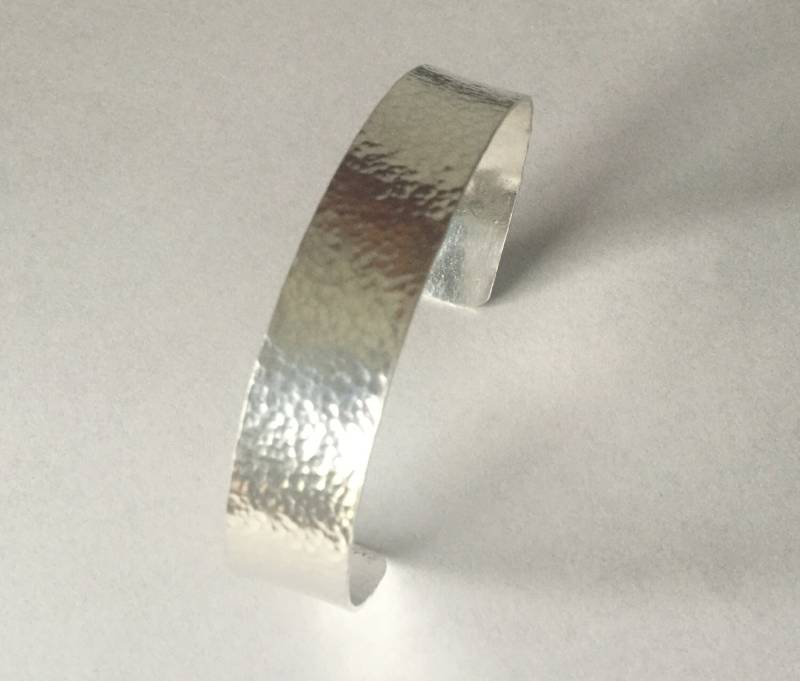 sterling Silber Gehämmert Manschette Armband - 1/2 "Breit von EHSmetalsmith