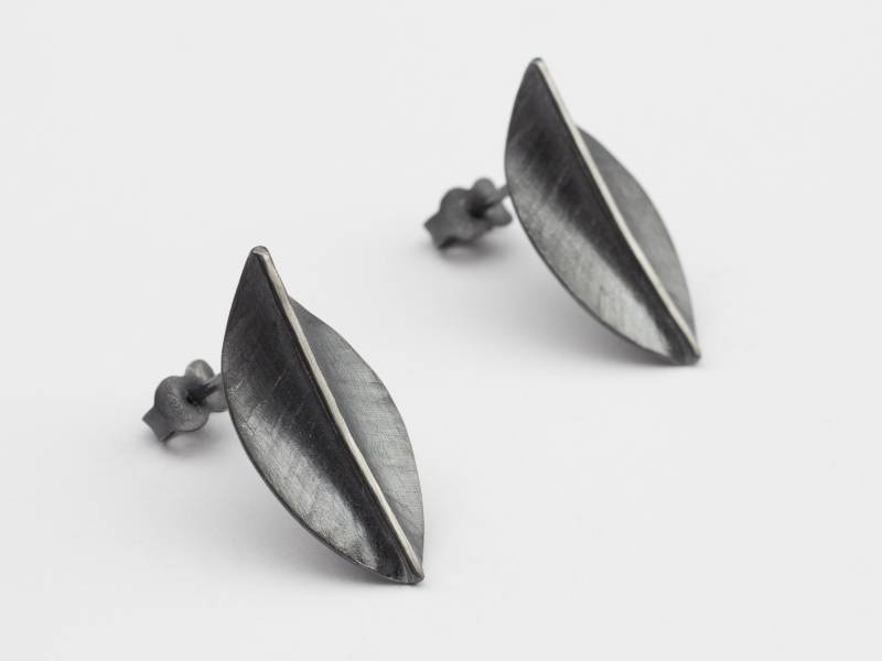 Ohrstecker Silber Blatt Dunkel Statement Ohrringe Schwarz Goldschmiedekunst Moderner Handgefertigter Ausgefallener Schmuck Echtschmuck von EISROSE