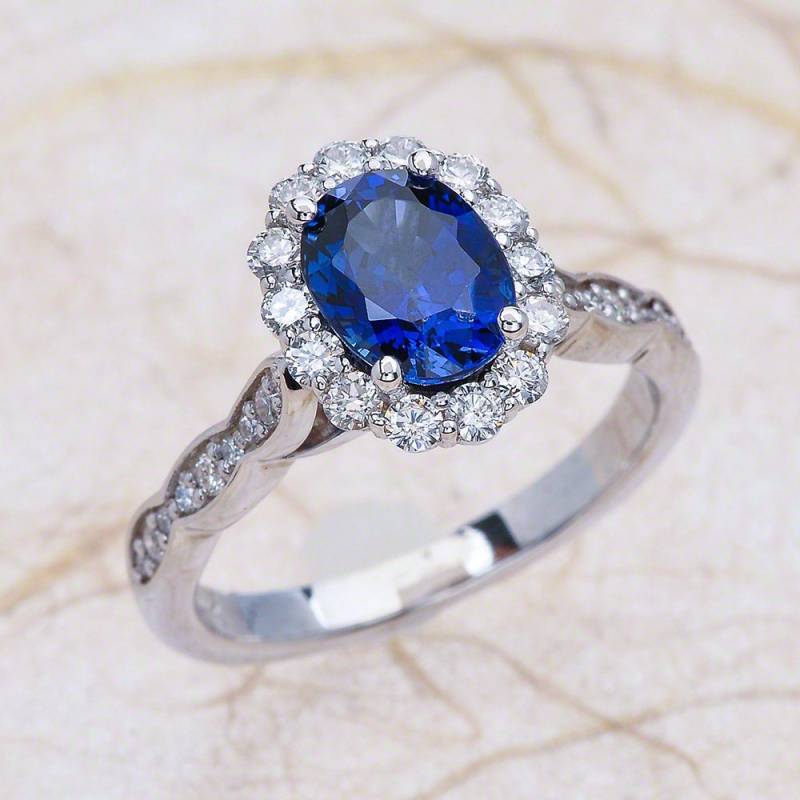 Blauer Saphir-Verlobungsring Weißgold, Oval Labor Gewachsen Saphir Halo Verlobungsring Weißgold von EJCOLLECTIONS