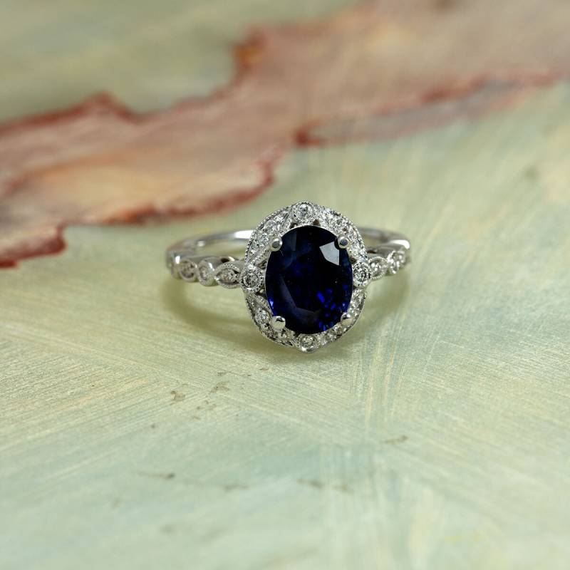 Geschliffener Diamant Halo Verlobungsring - 14K Weißgold Mit 9x7 Lab Grown Oval Saphir von EJCOLLECTIONS