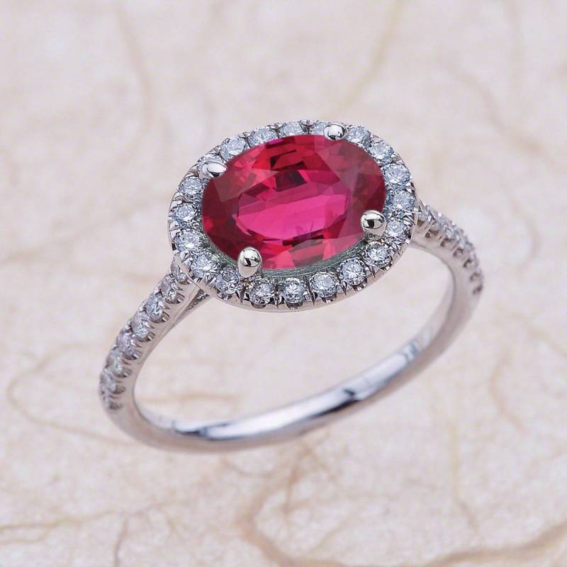 Rubin Verlobungsring Weißgold, Lab Gewachsen Halo Oval von EJCOLLECTIONS