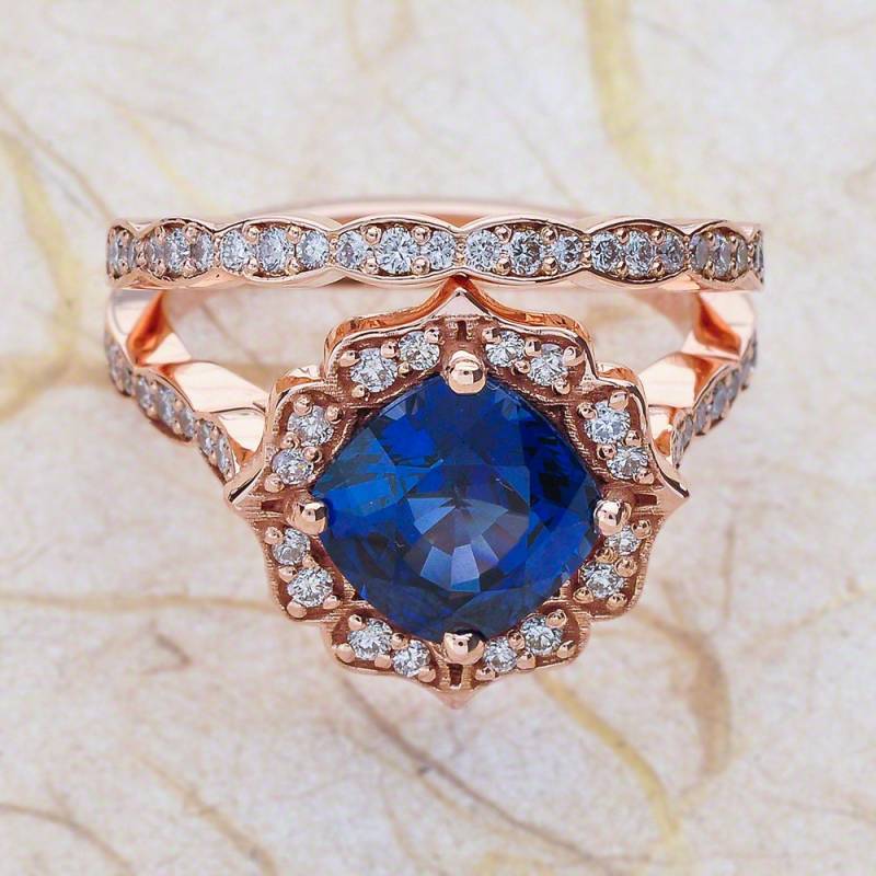 Saphir Bridal Set Rose Gold/Labor Gewachsen Blauen Saphir-Verlobungsring Mit Passendem Band Überbacken Halo-Design Kissen Cut von EJCOLLECTIONS