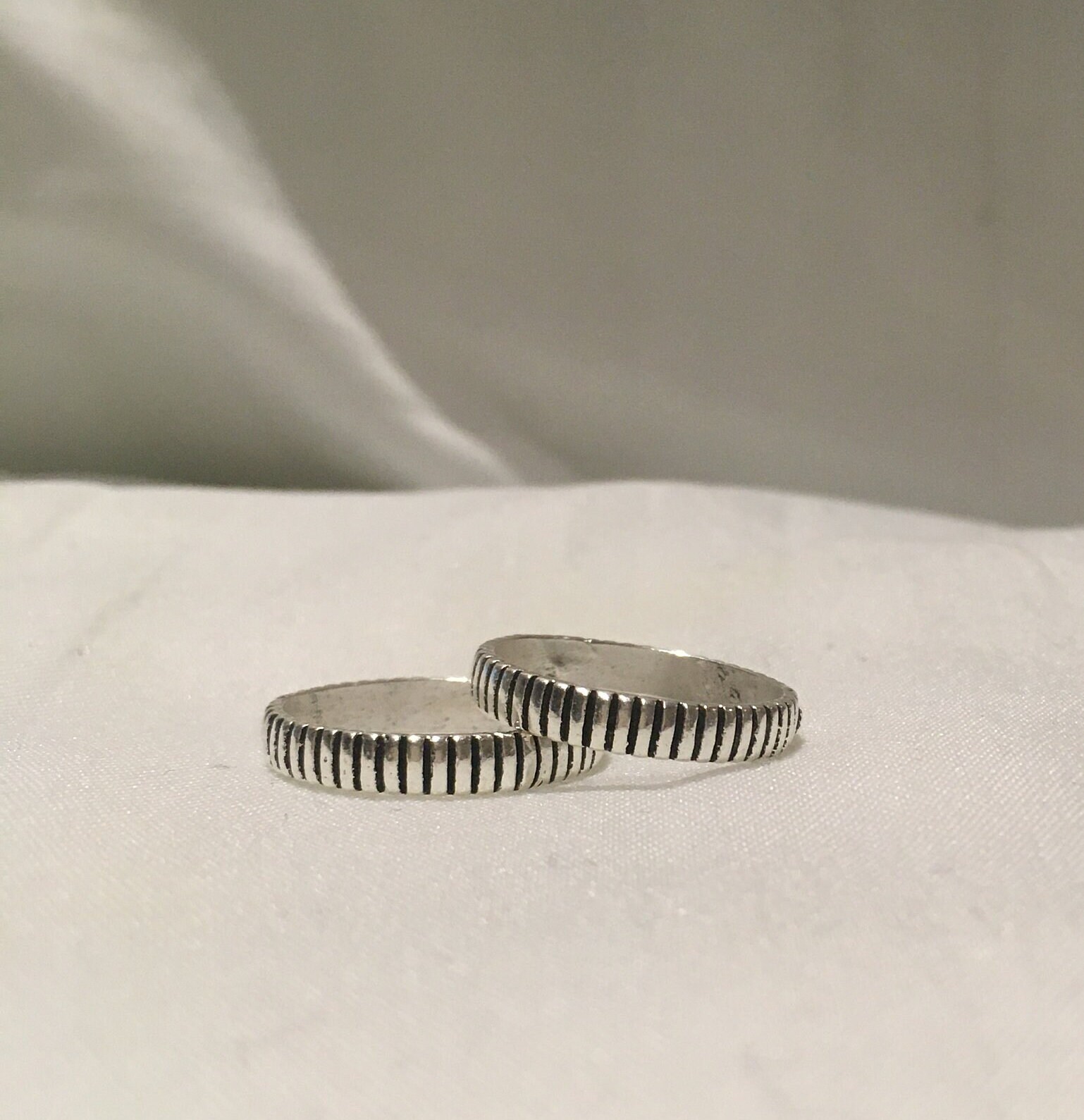 Gestreifter Ring Silber Design, Gr. J, Sehr Niedlich, Vintage, Retro, Y2K, Stapelring, Freundschaftsring, Geschenk, Geschenk von EJTJewelleryCo