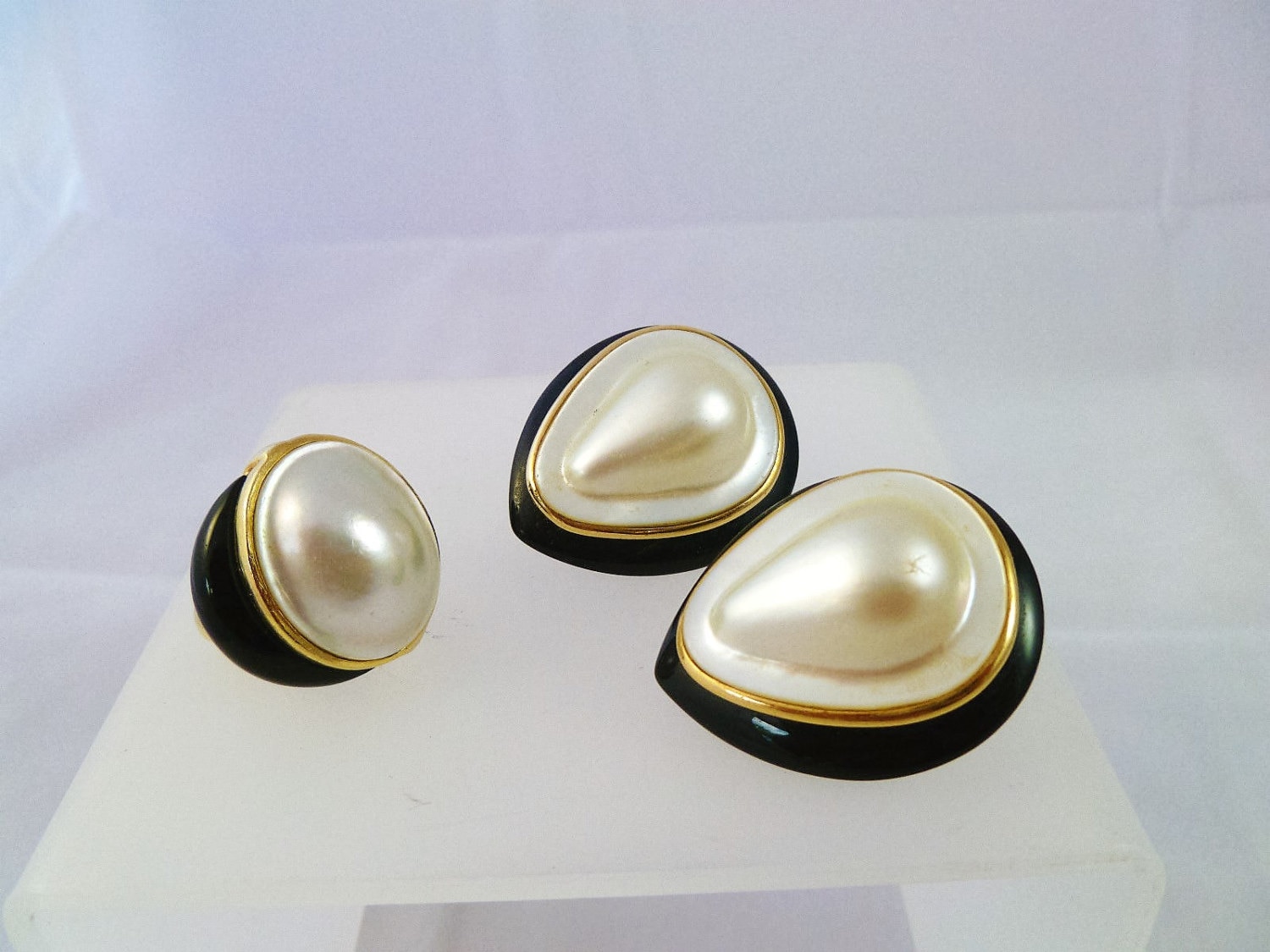 1980Er Jahre Maßarbeit 15K Palm Beach Estate 14K Gold, Onyx Und Massive Mabe Perle Rng & Ohrring Set 1980Er Jahre Maßarbeit 15K Palm Beach Estate 14K Gold, Onyx Und Massive Mabe Perle Rng & Ohrring Set von EJewelsAU