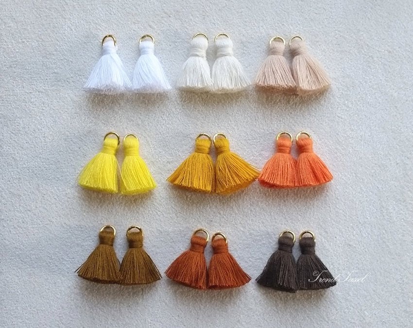 2 Stk - 0, 8" Mini Lovely Cotton Quaste, Weiß Gelb Braun Motiv, Ohne Biegering, Handgefertigt Charm Zubehör [ Et0001 ] von EKKLENsupply