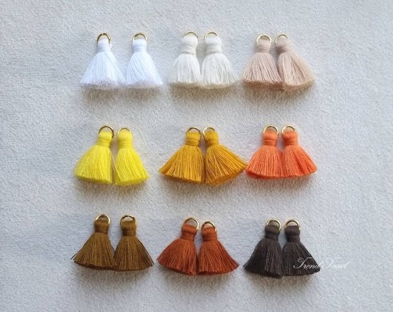 2 Stk - 0, 8" Mini Lovely Cotton Quaste, Weiß Gelb Braun Motiv, Ohne Biegering, Handgefertigt Charm Zubehör [ Et0001 ] von EKKLENsupply