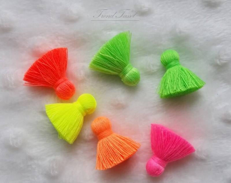 2 Stück - 0, 7" Chubby Baumwolle Quaste, Neon Thema, Ohne Sprungring [ Et0007 ] von EKKLENsupply