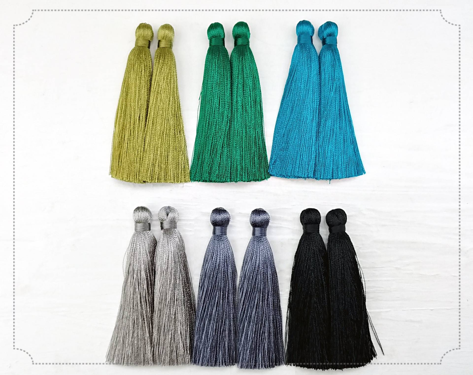 2Pcs - 2, 8" Kunst Seide Quaste, Gray Schwarz Thema, Ohne Sprung Ring, Ohrring, Halskette Anhänger Haed Charm Liefert [ Et0025 ] von EKKLENsupply