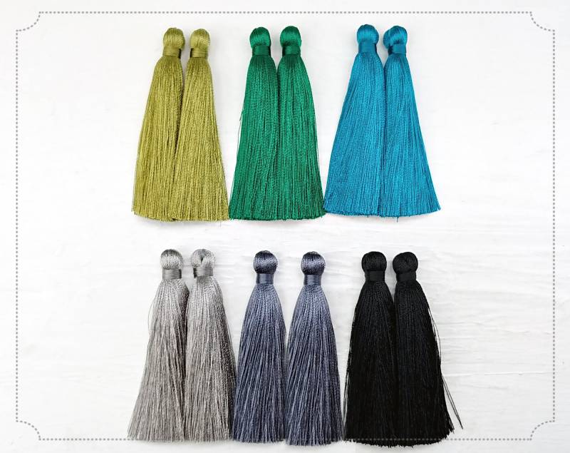 2Pcs - 2, 8" Kunst Seide Quaste, Gray Schwarz Thema, Ohne Sprung Ring, Ohrring, Halskette Anhänger Haed Charm Liefert [ Et0025 ] von EKKLENsupply