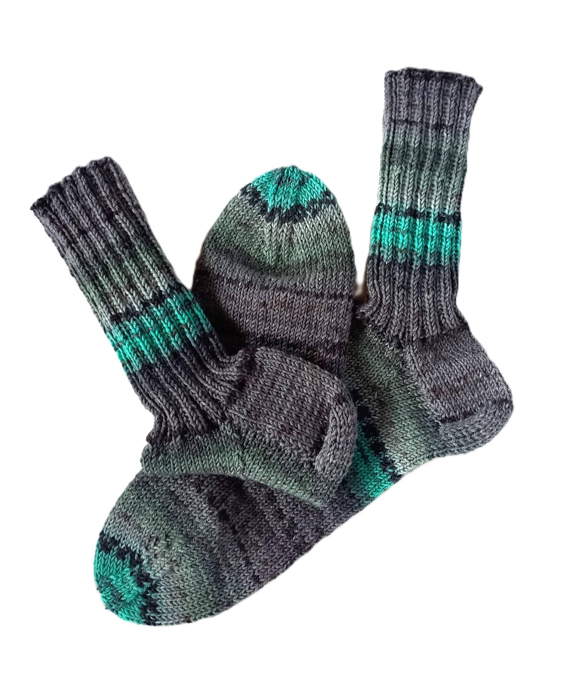 Socks4Men Größe 42/43 Handgefertigte Socken Stricksocken 75% Schurwolle/ 25 Polyamid Superwash Warme Grau Grün Herrensocken von ELBURROkreativ