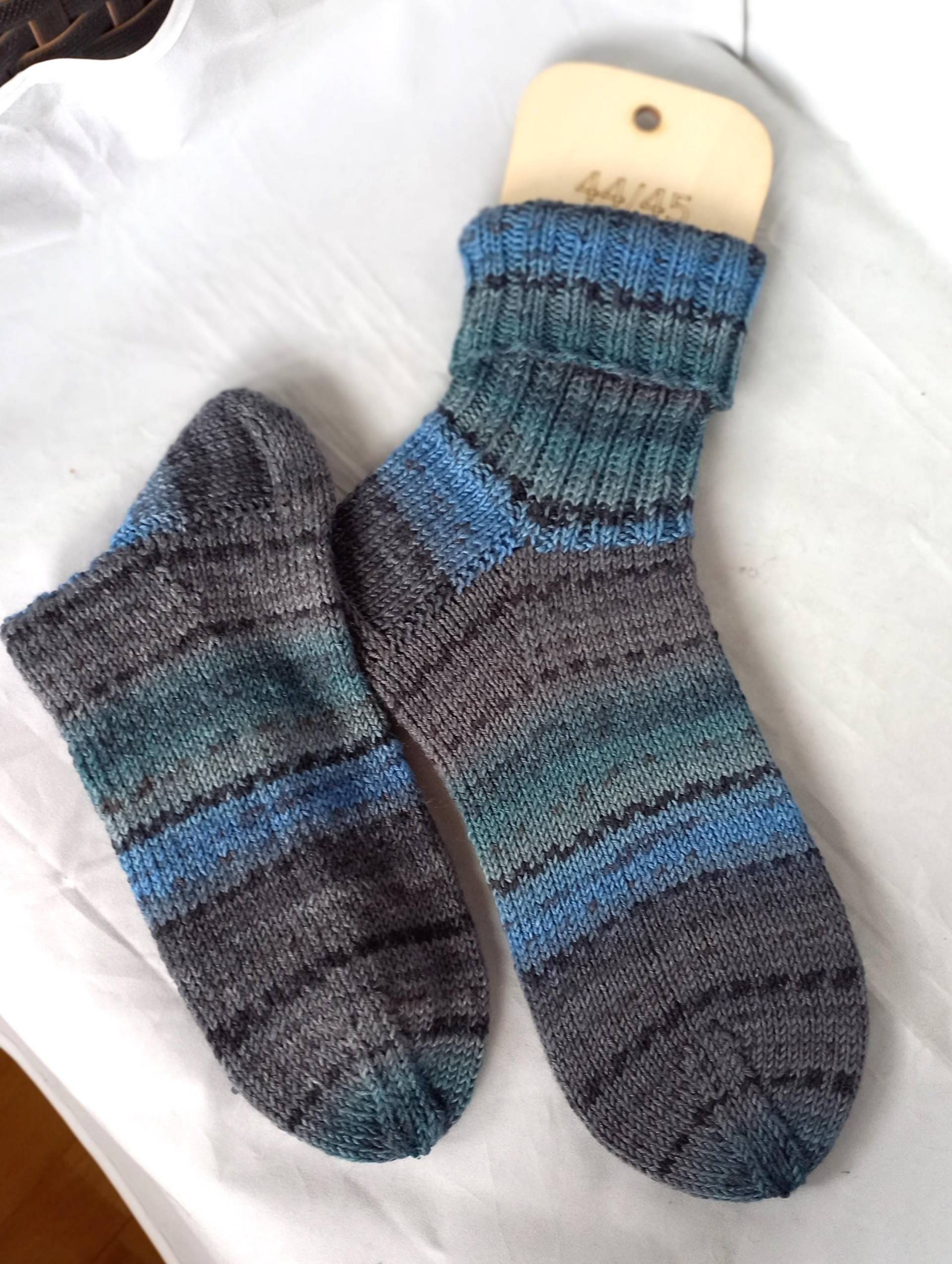 Socks4Men Größe44/45 Handgefertigte Socken Stricksocken 75% Schurwolle/ 25 Polyamid Superwash Warme Grau Blau Herrensocken von ELBURROkreativ