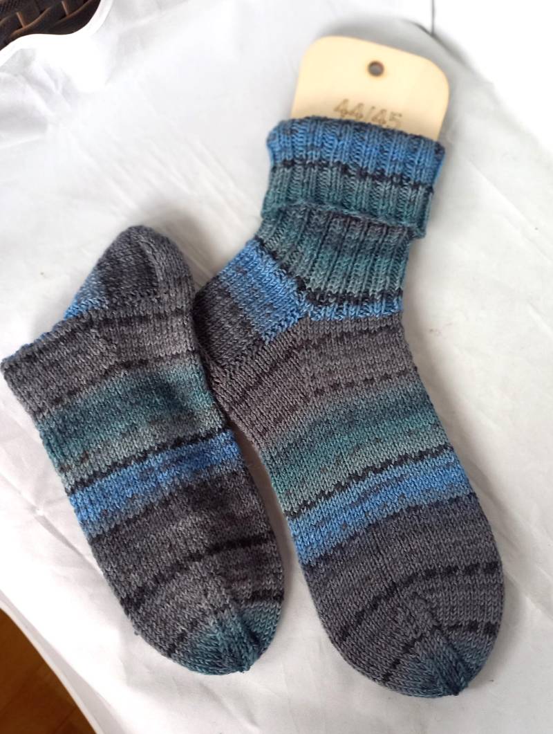Socks4Men Größe44/45 Handgefertigte Socken Stricksocken 75% Schurwolle/ 25 Polyamid Superwash Warme Grau Blau Herrensocken von ELBURROkreativ