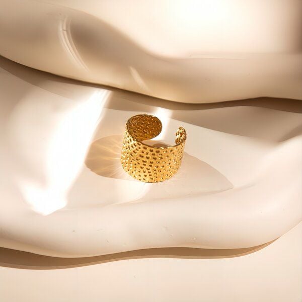 ELEKTROPULLI Größenverstellbarer HAMMERED DOTS Ring, 1,5 cm breit von ELEKTROPULLI