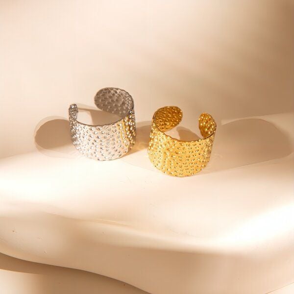 ELEKTROPULLI Größenverstellbarer HAMMERED DOTS Ring, 1,5 cm breit von ELEKTROPULLI