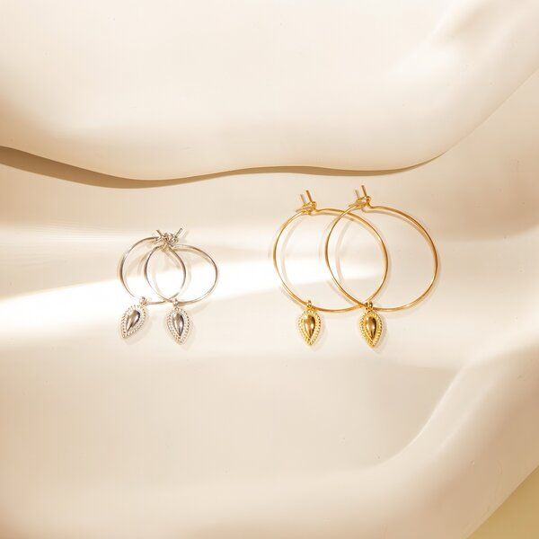 ELEKTROPULLI Schlichte Creolen mit mini TROPFEN Anhänger von ELEKTROPULLI