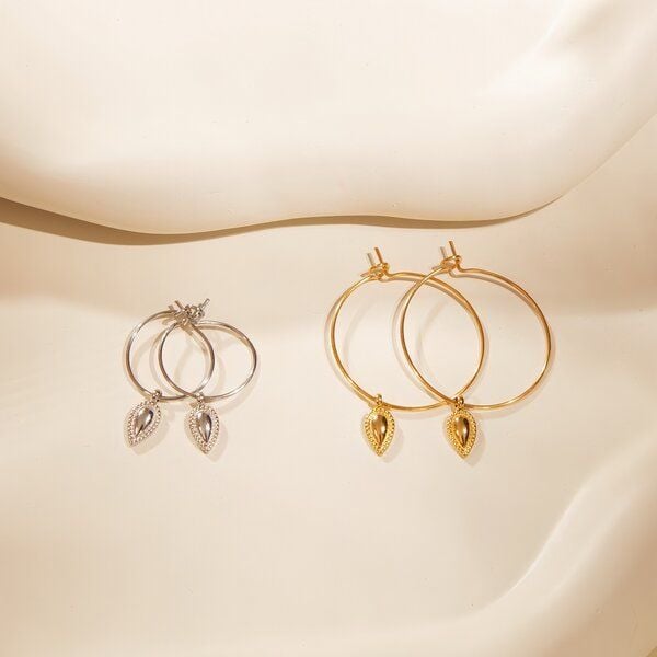 ELEKTROPULLI Schlichte Creolen mit mini TROPFEN Anhänger von ELEKTROPULLI