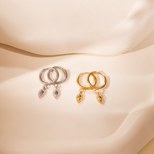 ELEKTROPULLI Schlichte Creolen mit mini Tropfen Anhänger von ELEKTROPULLI