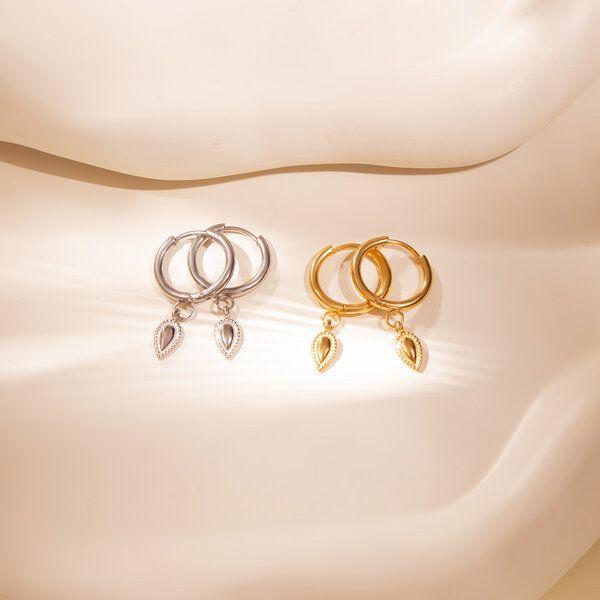 ELEKTROPULLI Schlichte Creolen mit mini Tropfen Anhänger von ELEKTROPULLI