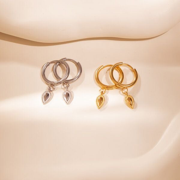 ELEKTROPULLI Schlichte Creolen mit mini Tropfen Anhänger von ELEKTROPULLI