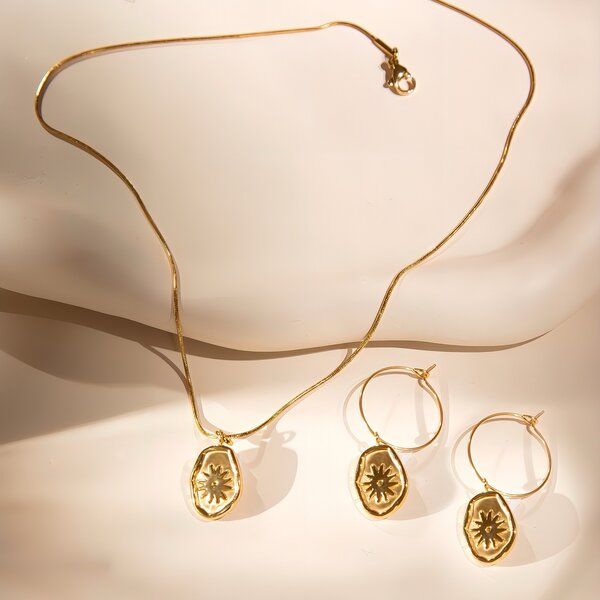 ELEKTROPULLI Superfeine zeitlose Kette 1mm schmal mit BOHO Anhänger, Set mit Ohrringen ELEKTROPULLI Superfeine zeitlose Kette 1mm schmal mit BOHO Anhänger, Set mit Ohrringen von ELEKTROPULLI