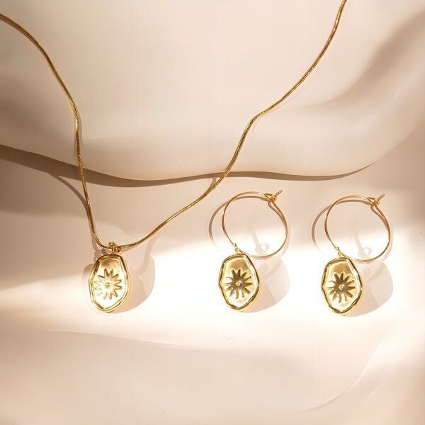 ELEKTROPULLI Superfeine zeitlose Kette 1mm schmal mit BOHO Anhänger, Set mit Ohrringen von ELEKTROPULLI