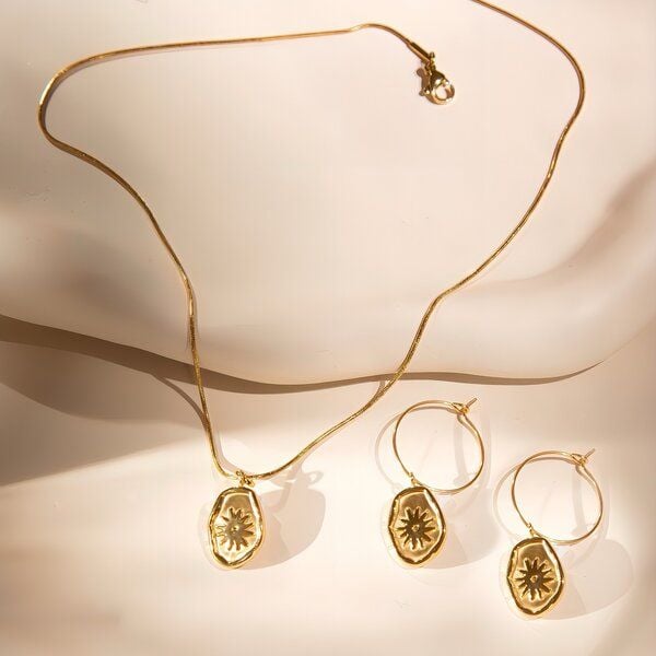 ELEKTROPULLI Superfeine zeitlose Kette 1mm schmal mit BOHO Anhänger, Set mit Ohrringen von ELEKTROPULLI