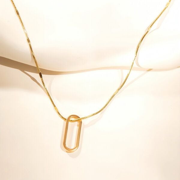 ELEKTROPULLI Superfeine zeitlose Kette 1mm schmal mit grafischem Oval Anhänger, Set mit Ohrringen von ELEKTROPULLI