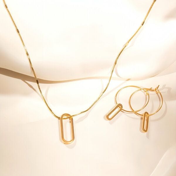 ELEKTROPULLI Superfeine zeitlose Kette 1mm schmal mit grafischem Oval Anhänger, Set mit Ohrringen von ELEKTROPULLI