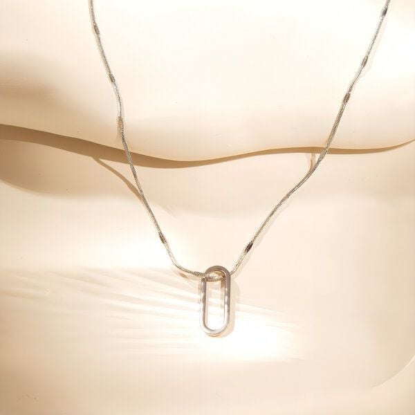 ELEKTROPULLI Superfeine zeitlose Kette 1mm schmal mit grafischem Oval Anhänger, Set mit Ohrringen von ELEKTROPULLI