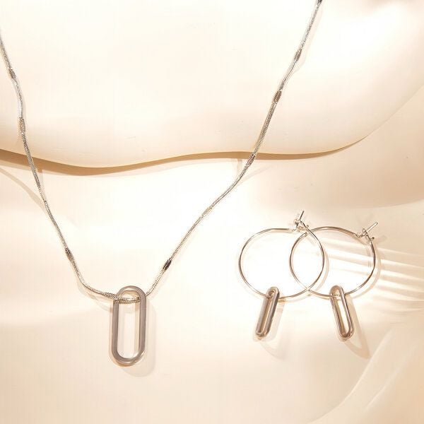 ELEKTROPULLI Superfeine zeitlose Kette 1mm schmal mit grafischem Oval Anhänger, Set mit Ohrringen von ELEKTROPULLI