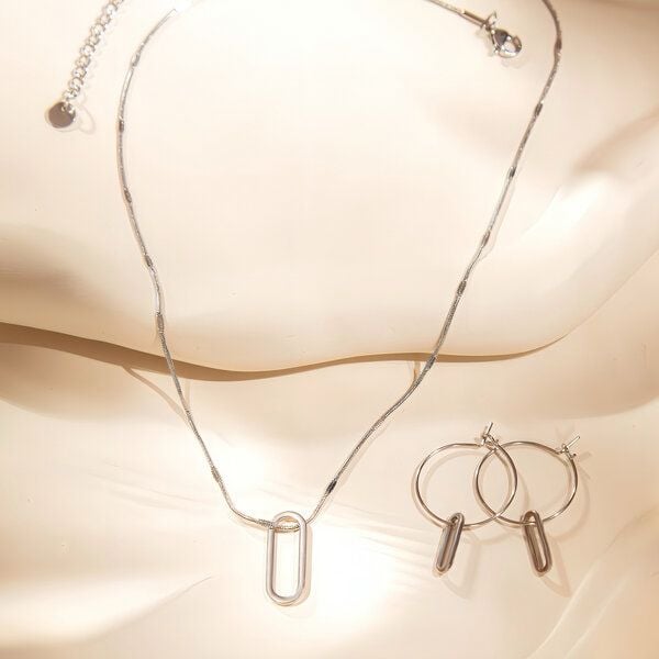 ELEKTROPULLI Superfeine zeitlose Kette 1mm schmal mit grafischem Oval Anhänger, Set mit Ohrringen von ELEKTROPULLI