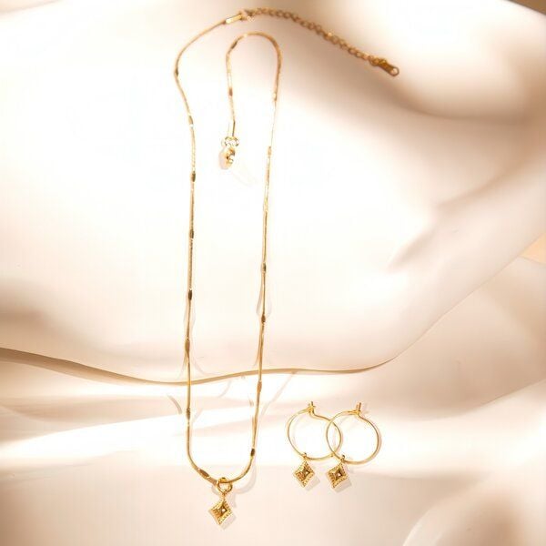 ELEKTROPULLI Superfeine zeitlose Kette 1mm schmal mit mini Ornament Anhänger, Set mit Ohrringen von ELEKTROPULLI