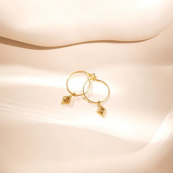 ELEKTROPULLI Superfeine zeitlose Kette 1mm schmal mit mini Ornament Anhänger, Set mit Ohrringen von ELEKTROPULLI