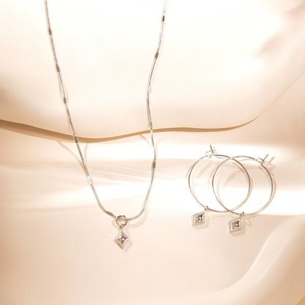 ELEKTROPULLI Superfeine zeitlose Kette 1mm schmal mit mini Ornament Anhänger, Set mit Ohrringen von ELEKTROPULLI