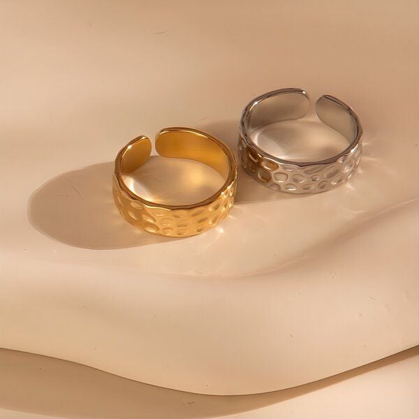 Größenverstellbarer BOLD HAMMERED DOTS Ring ca. Ø 17 - 19mm von Elektropulli von ELEKTROPULLI