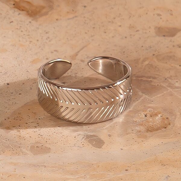 Größenverstellbarer BOLD HAMMERED SHEET Ring ca. Ø 17 - 19mm von Elektropulli von ELEKTROPULLI