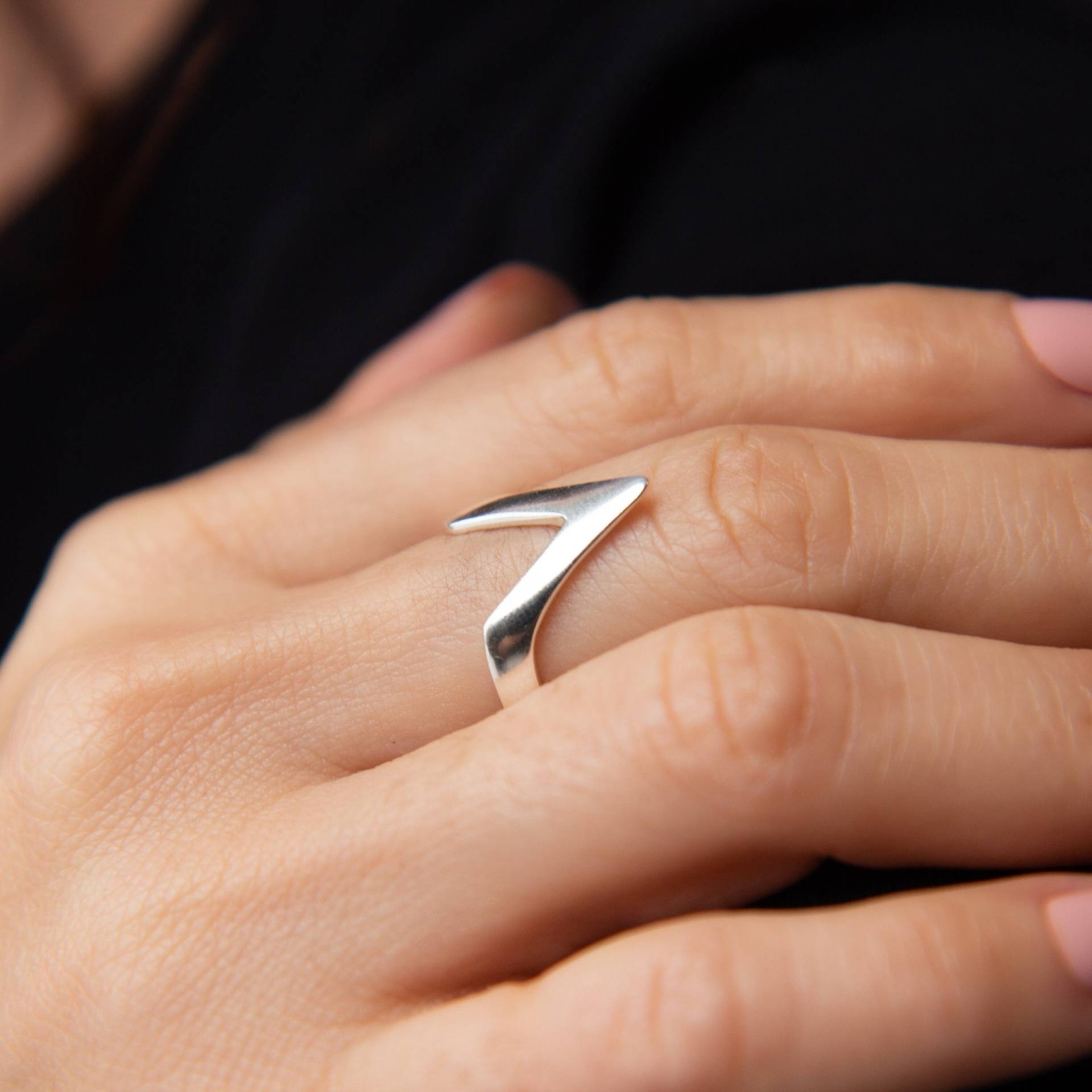 Dreieck Ring - Minimalist Sterling Silber V Form Dreieck Ring - Minimalist Sterling Silber V Form von ELEMENTSbyNature