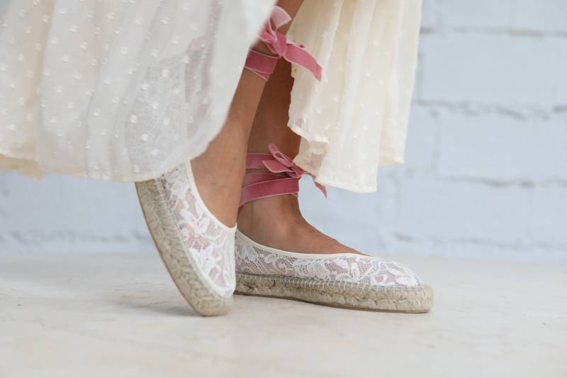 Flache Espadrilles Aus Spitze, Perfekt Für Bräute Mit Boho-stil Oder Einfach Nur Um Sich in Der Hochzeitsfeier Wohl Zu Fühlen, Samtband von ELENOVARI
