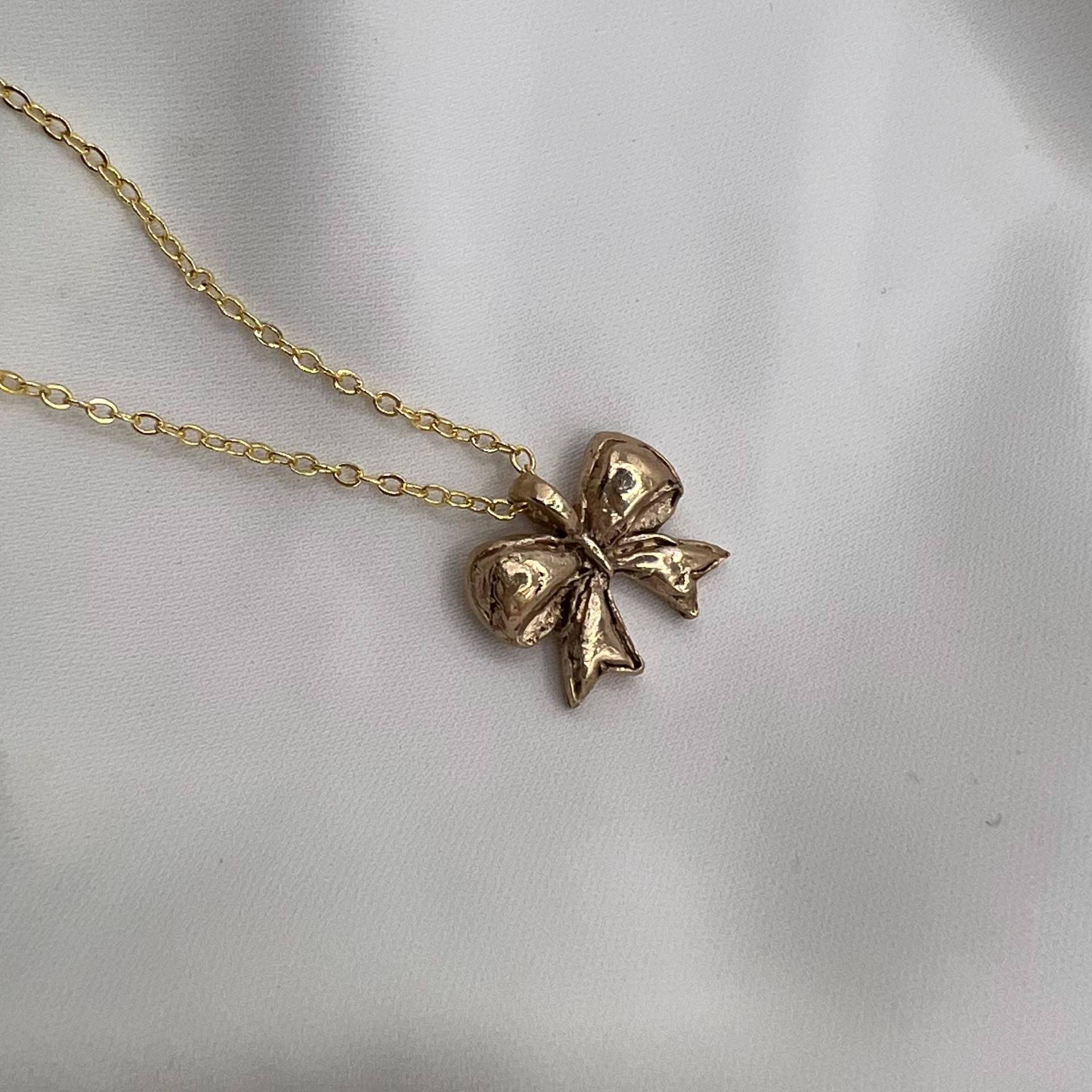 Schleifenkette, Goldkette Mit Schleifenanhänger Schleifenkette, Goldkette Mit Schleifenanhänger von ELESSTUDIO