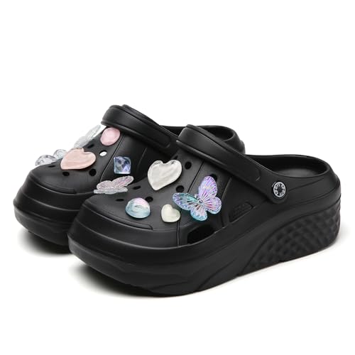 ELIOGN Damen Gardener Plattform Clogs Hausschuhe Leicht Slip On Slides Schuhe Atmungsaktiv Strand Sandalen Gartenschuhe Outdoor Walking Schuhe Abnehmbar Schmetterling Perle Charms Schwarz 39 von ELIOGN