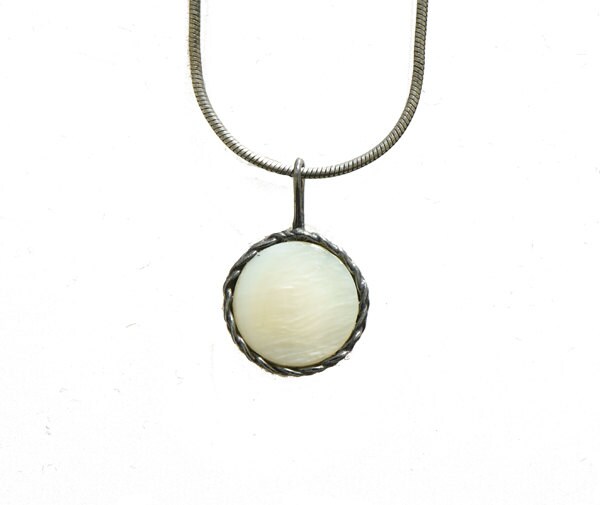 Anhänger Aus Oxidiertem Silber Und Perlmutt von ELIZdk